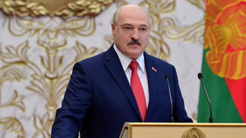 El presidente Alexandr Lukashenko tomando posesión del cargo de presidente en Minsk. / REUTERS