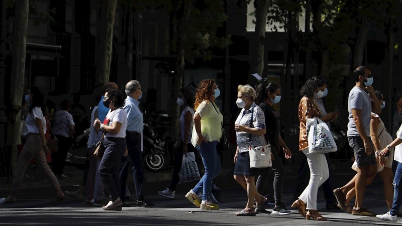COR01. CÓRDOBA, 23/09/2020.- Personas con mascarilla caminan por una calle de Córdoba, hoy cuando Andalucía ha registrado 1.151 casos más de positivos de COVID-19 por PCR en las últimas 24 horas, en las que han fallecido 12 personas a causa de esta enferm