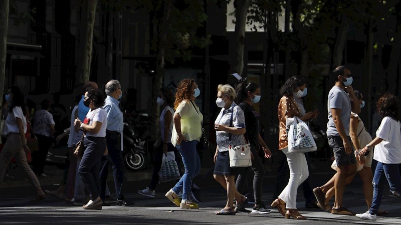 COR01. CÓRDOBA, 23/09/2020.- Personas con mascarilla caminan por una calle de Córdoba, hoy cuando Andalucía ha registrado 1.151 casos más de positivos de COVID-19 por PCR en las últimas 24 horas, en las que han fallecido 12 personas a causa de esta enferm