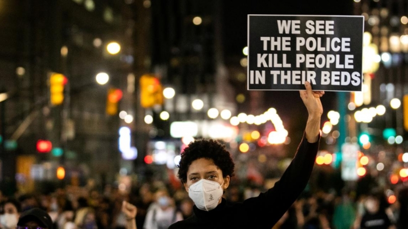 Un manifestante sostiene un cartel durante una marcha tras el anuncio de una sola acusación en el caso Breonna Taylor, en el distrito de Brooklyn de la ciudad de Nueva York. REUTERS / Jeenah Luna