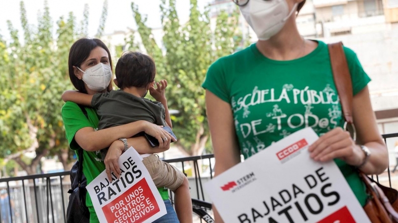 23/09/2020.- Una profesora con su hijo en brazos durante la manifestación celebrada el pasado miércoles para reivindicar una vuelta a las aulas segura en Murcia. EFE/Marcial Guillén