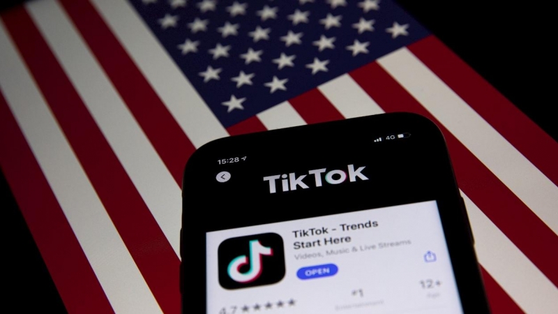 El ícono de la aplicación TikTok en un teléfono y la bandera de EE.UU. EFE / EPA / ROMAN PILIPEY