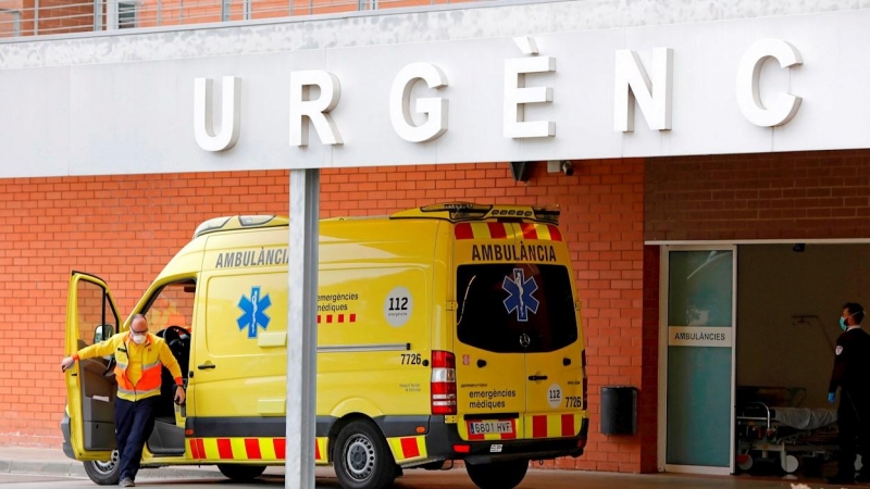 Una ambulancia ante la puerta de urgencias del Hospital de Igualada (Barcelona), en una imagen de archivo. EFE/Susanna Sáez