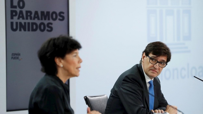 24/09/2020.- La ministra de Educación, Isabel Celaá, y el ministro de Sanidad, Salvador Illa, durante la rueda de prensa. / EFE/J.J. Guillén