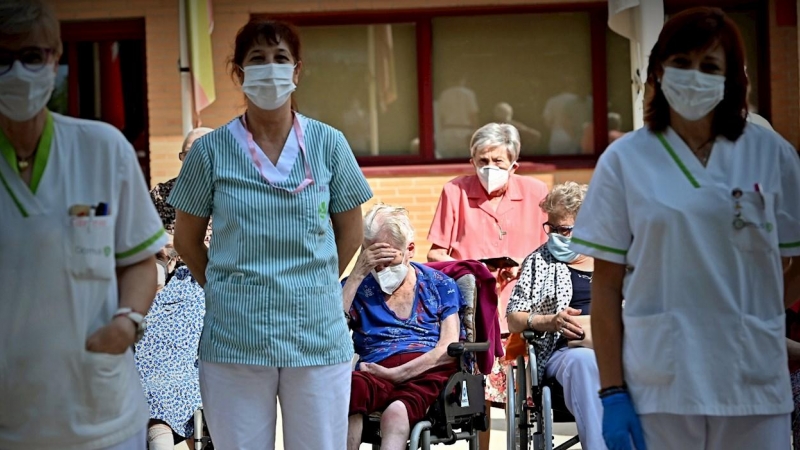 15/09/2020.- Vista de la concentración que trabajadores y residentes de la residencia Geriatros, llevan a cabo en defensa del sector sociosanitario, hoy martes en Alcalá de Henares.- EFE/Fernando Villar