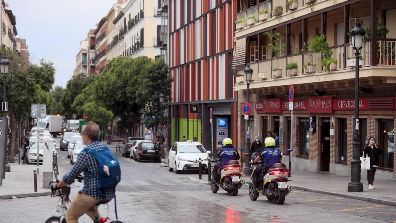 GRAF9166. MADRID, 23/09/2020.- Unos agentes de la policía municipal patrullan por el barrio de Lavapiés, en Madrid capital, este martes. Los vecinos de Lavapiés están pendientes de las nuevas restricciones a la movilidad que decida la Comunidad de Madrid