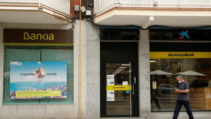 Sucursales de Bankia y Caixabank, juntas en una calle céntrica de Barcelona. REUTERS/Albert Gea