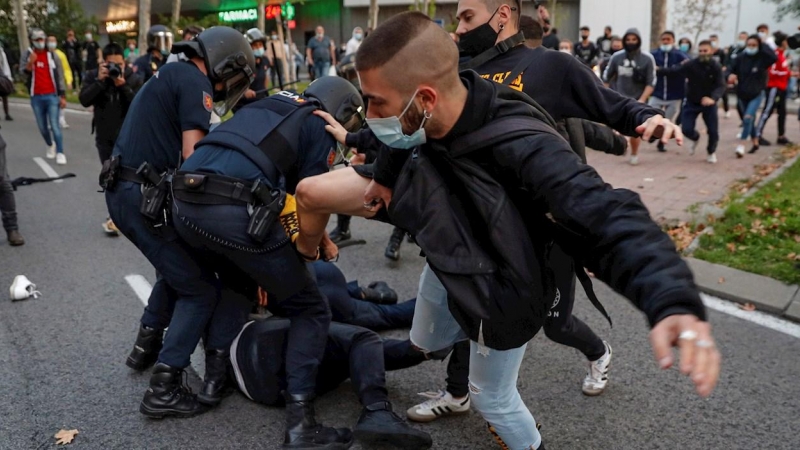 GRAF121. MADRID 24/09/2020.- Miembros de la policía antidisturbios cargan contra un grupo de manifestantes que protestaban en favor de la Sanidad Pública y contra los confinamientos selectivos, este jueves en Madrid. EFE/Emilio Naranjo