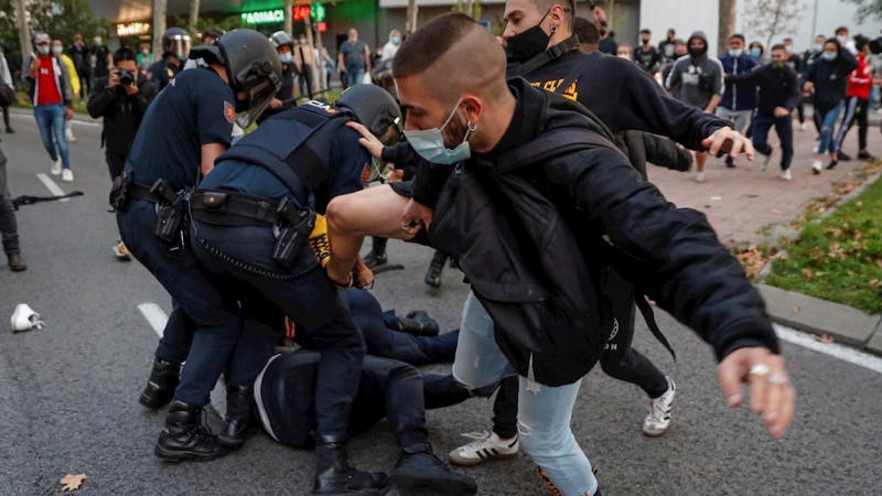 GRAF121. MADRID 24/09/2020.- Miembros de la policía antidisturbios cargan contra un grupo de manifestantes que protestaban en favor de la Sanidad Pública y contra los confinamientos selectivos, este jueves en Madrid. EFE/Emilio Naranjo