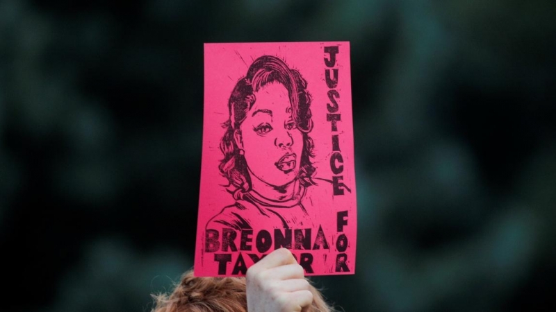 Un manifestante sostiene un cartel durante una protesta tras el anuncio de una sola acusación en el caso Breonna Taylor. REUTERS / Brendan McDermid