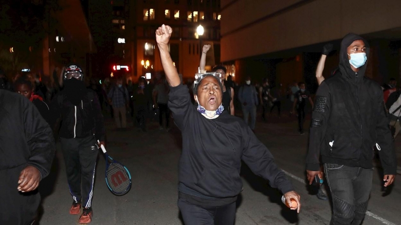 Un manifestante lidera a los partidarios de Breonna Taylor en el centro de Louisville. EFE / EPA / Mark Lyons