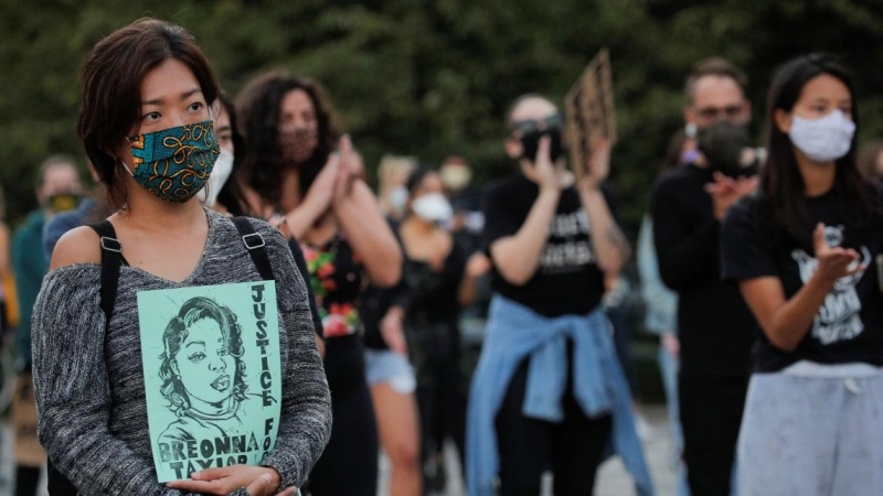 Una manifestante sostiene un cartel durante una protesta tras el anuncio de una sola acusación en el caso Breonna Taylor. REUTERS / Brendan McDermid