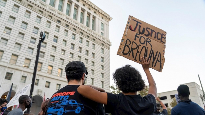 Un manifestante sostiene un cartel durante una manifestación celebrada para exigir justicia por la muerte de Breonna Taylor. EFE / EPA / Kyle Grillot