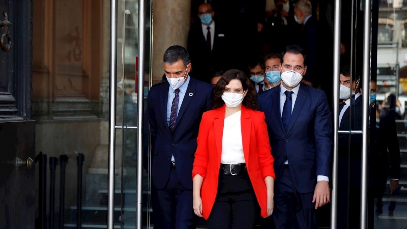 La presidenta de la Comunidad de Madrid, Isabel Díaz Ayuso, y el vicepresidente madrileño, Ignacio Aguado (dcha.), despiden al presidente del Gobierno, Pedro Sánchez, a las puertas de la sede del Gobierno regional, en Madrid. EFE/Emilio Naranjo