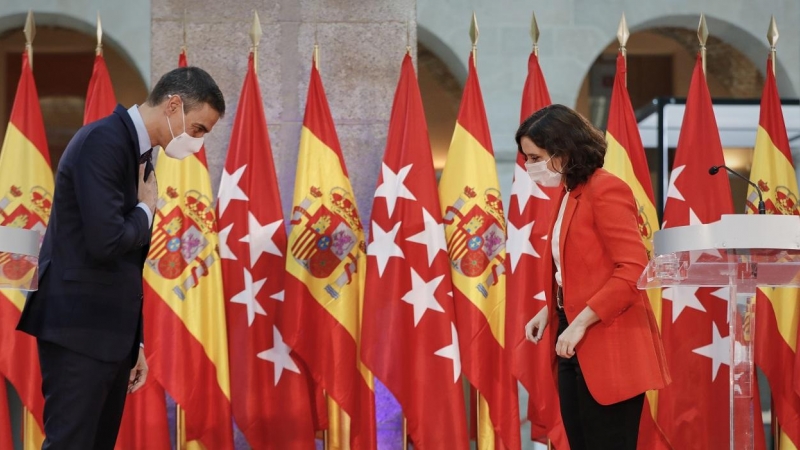 El presidente del Ejecutivo, Pedro Sánchez y la presidenta de la Comunidad de Madrid, Isabel Díaz Ayuso, se despiden después de ofrecer una rueda de prensa tras su reunión en la sede de la Presidencia regional, en la Puerta del Sol. E.P./J. Hellín. POOL