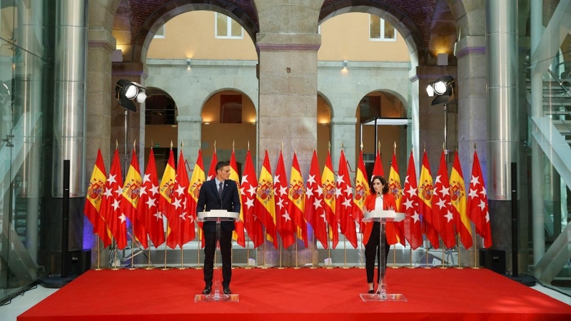 La presidenta de la Comunidad de Madrid, Isabel Díaz Ayuso, y el presidente del Gobierno, Pedro Sánchez, atienden a los medios tras su reunión en la sede de la Presidencia regional, en la Puerta del Sol. EFE/Emilio Naranjo