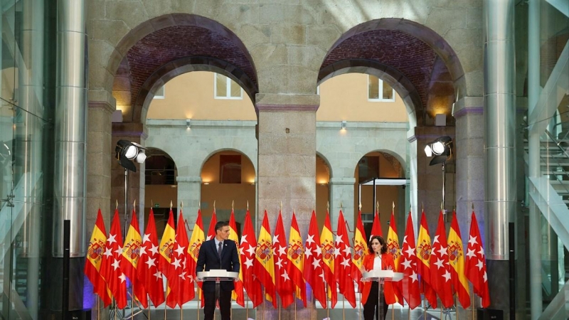 La presidenta de la Comunidad de Madrid, Isabel Díaz Ayuso, y el presidente del Gobierno, Pedro Sánchez, atienden a los medios tras su reunión en la sede de la Presidencia regional, en la Puerta del Sol. EFE/Emilio Naranjo