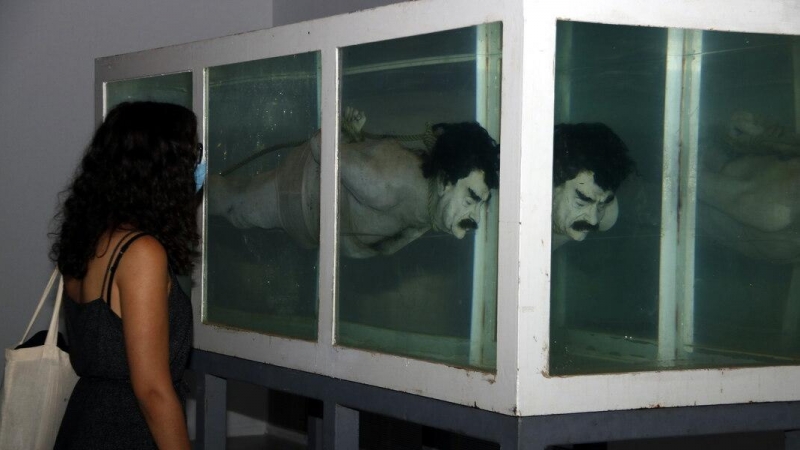 Una chica observando la pieza 'Shark' con la figura de Sadam Husein, de la muestra 'Censored' de Tatxo Benet, en la Panera de Lleida, el 23 de septiembre de 2020. / LÍDIA PENELO