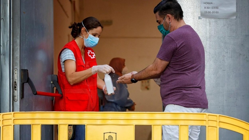 Varias personas esperan su turno para realizarse una PCR durante el cribado masivo que se lleva a cabo en la localidad de Manlleu (Barcelona), cuando el índice de riesgo de rebrote (EPG) sigue siendo muy alto en Cataluña y se ha situado hoy en 204,8, dos