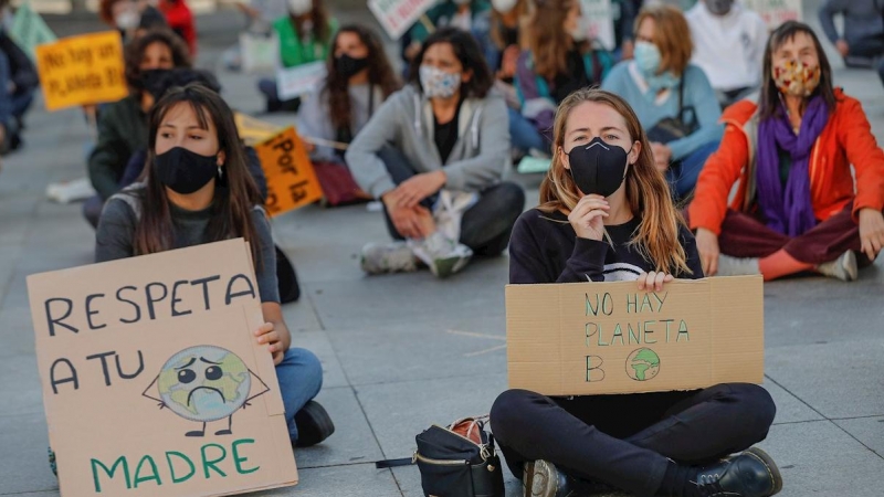 Miembros de la plataforma 'Fridays for Future' Madrid se manifiesta a favor de la iniciativa internacional para conmemorar el Día de Acción Global por el clima, este viernes en Madrid. EFE/Emilio Naranjo