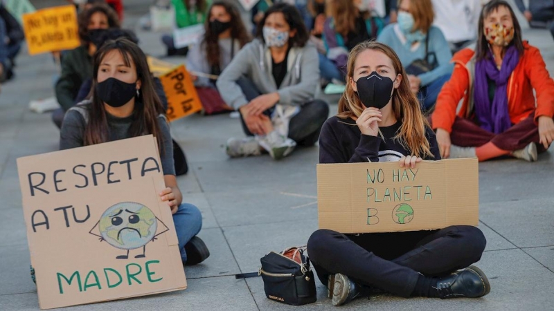 Miembros de la plataforma 'Fridays for Future' Madrid se manifiesta a favor de la iniciativa internacional para conmemorar el Día de Acción Global por el clima, este viernes en Madrid. EFE/Emilio Naranjo