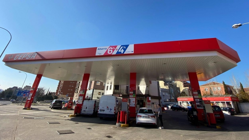 Varios vehículos repostando combustible en una gasolinera en Madrid. E.P./Eduardo Parra