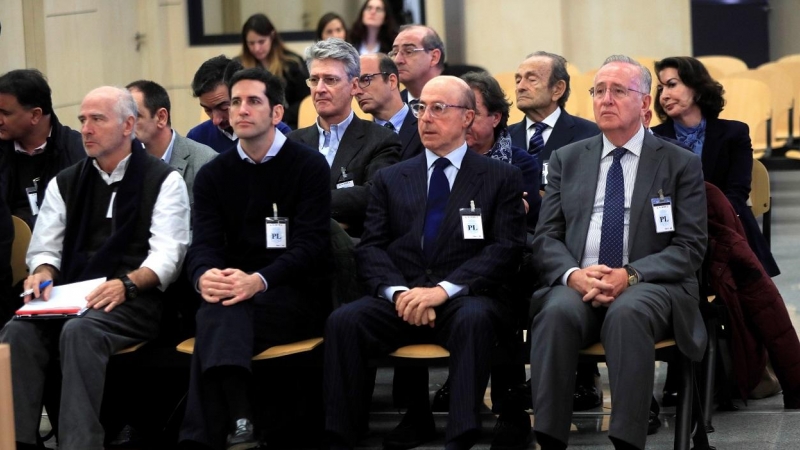 El antiguo presidente del grupo Pescanova Manuel Fernández de Sousa (el primero por la derecha), en el banquillo de la Audiencia Nacional en el juicio por la quiebra de la compañía. E.P./Pool