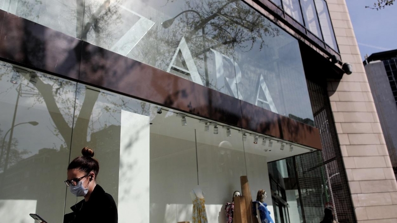 Una mujer con mascarilla pasa junto al escaparate de la tienda Zara, la principal enseña de Inditex, en Madrid. E.P./Eduardo Parra