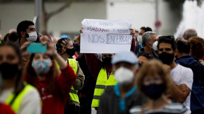 Centenares de personas se concentran este domingo en los alrededores de la Asamblea de Madrid en Vallecas para protestar contra las restricciones de movilidad decretadas por el Gobierno de Isabel Díaz Ayuso EFE/ DAVID FERNÁNDEZ