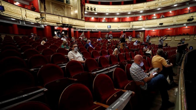 Madrid impone una butaca libre entre grupos de personas en cines o teatros / EFE