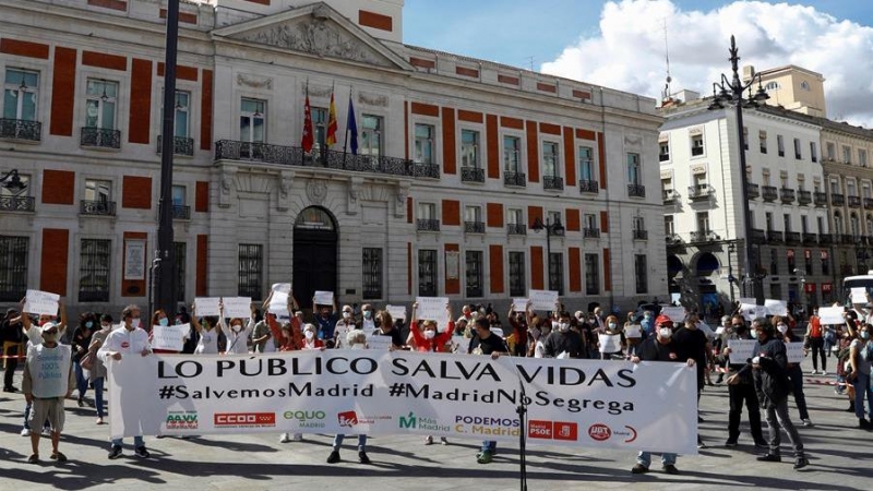 Momento de la concentración convocada por sindicatos, asociaciones y partidos de izquierda en la puerta de El Sol. EFE/Ballesteros