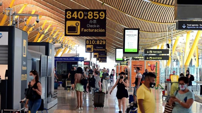 Pasajeros en la zona de facturación de la terminal 4 del aeropuerto Adolfo Suárez-Barajas en Madrid / EFE