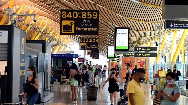 Pasajeros en la zona de facturación de la terminal 4 del aeropuerto Adolfo Suárez-Barajas en Madrid / EFE