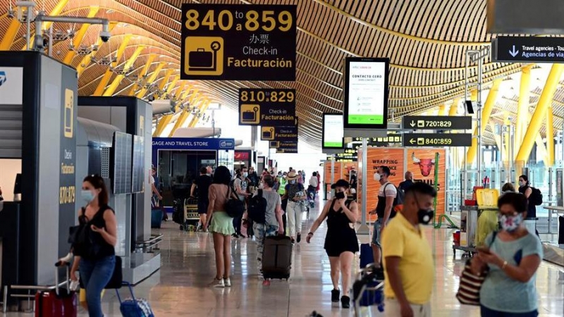 Pasajeros en la zona de facturación de la terminal 4 del aeropuerto Adolfo Suárez-Barajas en Madrid / EFE