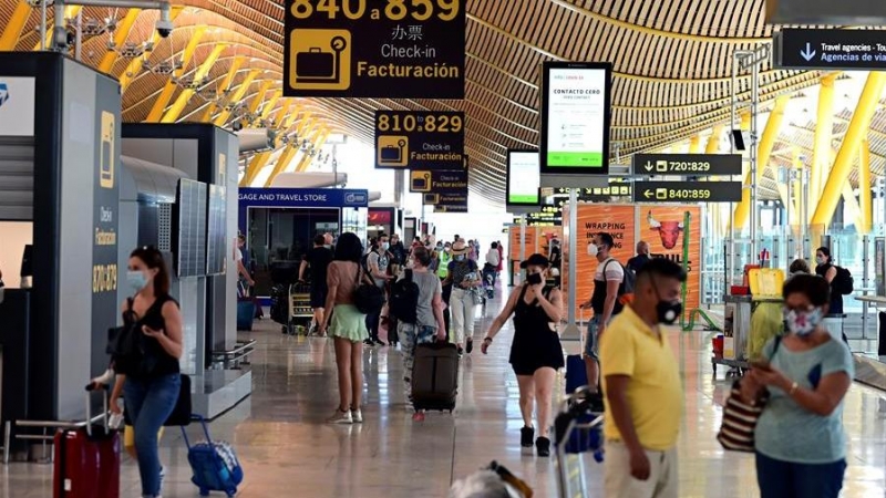 Pasajeros en la zona de facturación de la terminal 4 del aeropuerto Adolfo Suárez-Barajas en Madrid / EFE