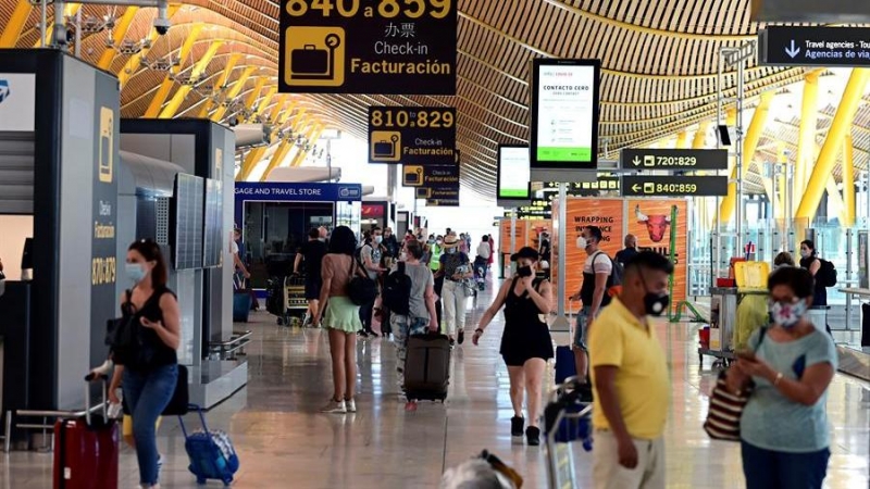 Pasajeros en la zona de facturación de la terminal 4 del aeropuerto Adolfo Suárez-Barajas en Madrid / EFE