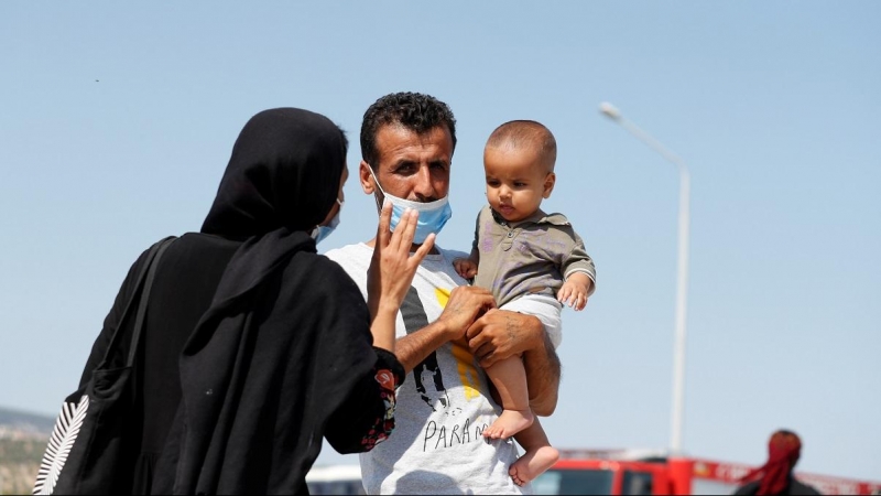 Imagen de archivo de una familia de refugiados en un campamento de Grecia. REUTERS