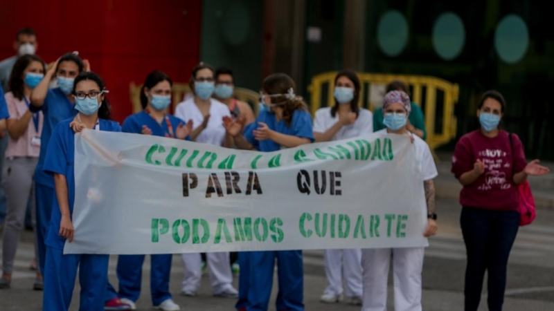 Personal sanitario del Hospital Clínico San Carlos de la Comunidad de Madrid sostienen carteles en los que se lee 'Cuida la sanidad para que podamos cuidarte', en una protesta para reclamar más personal .Ricardo Rubio / Europa Press / Archivo