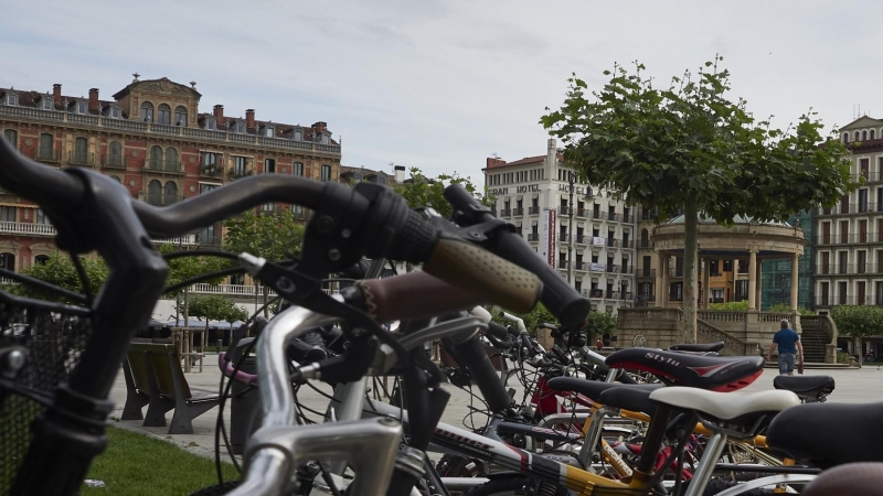 Bicicletas aparcadas durante el estado de alarma, cuando la micromovilidad se está convirtiendo en una solución sostenible en las grandes ciudades en la era pos-covid. Eduardo Sanz / Europa Press / Archivo