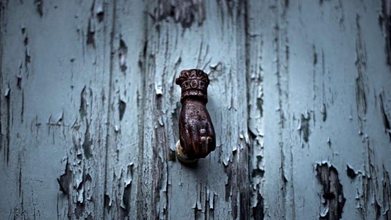 Detalle de una puerta en el núcleo deshabitado de As Barreiras (Ourense).- EFE