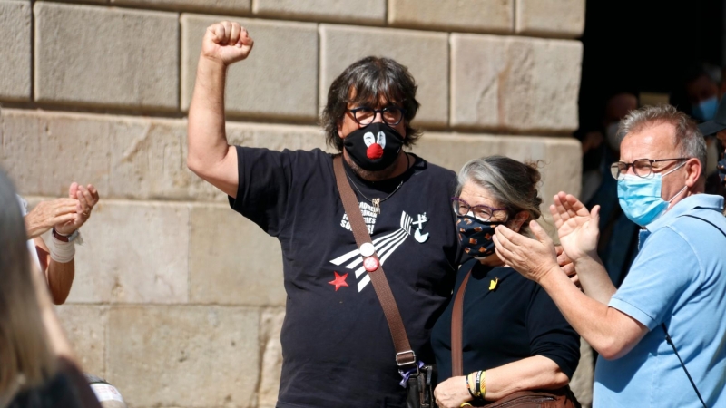 Jordi Pesarrodona, en una imatge d'aquest dilluns a la plaça Sant Jaume de Barcelona. ACN