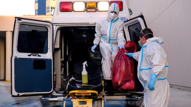 Los técnicos de emergencia limpian sus materiales fuera del Memorial West Hospital, donde se trata a los pacientes con coronavirus en Pembroke Pines, Florida, EEUU, 13 de julio de 2020. REUTERS / Maria Alejandra Cardona / Foto de archivo