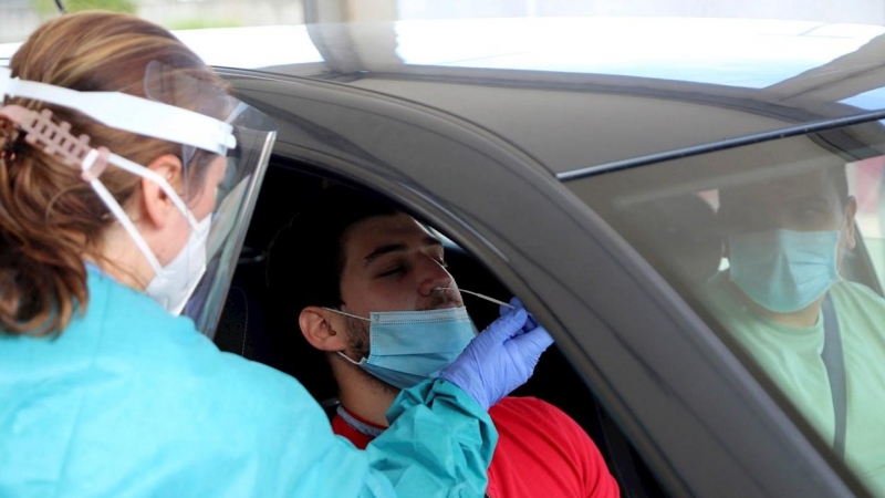 Una sanitaria practica una prueba PCR. EFE/Salvador Sas/Archivo