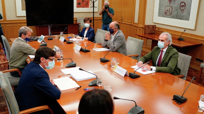 Reunión entre el ministro de Sanidad, Salvador Illa y el consejero de Sanidad madrileño, Enrique Ruiz Escudero, junto a sus equipos técnicos. Fuentes: Comunidad de Madrid.