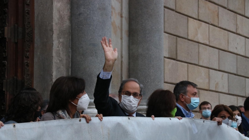 El president inhabilitat de la Generalitat Quim Torra, saluda a la sortida del Palau de la Generalitat el 28 de setembre del 2020. ACN/Mariona Puig