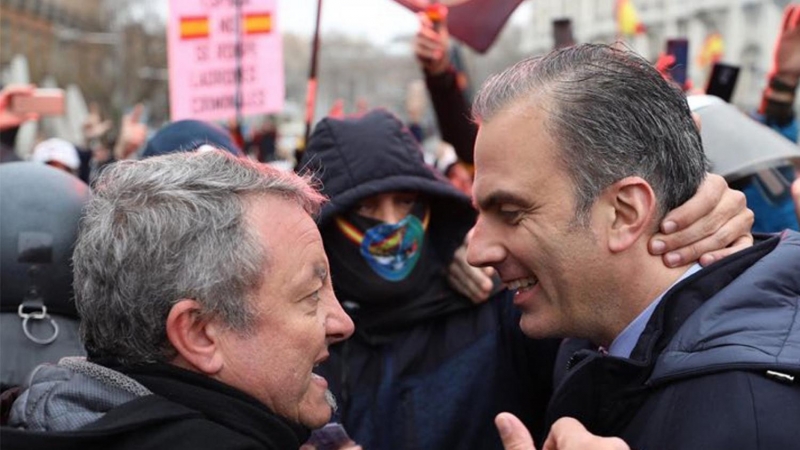 El secretario general de JUPOL José María García con el secretario general de Vox, Javier Ortega Smith, en la concentración por la equiparación salarial en marzo pasado.