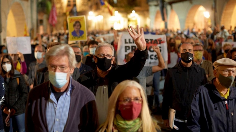 28/09/2020.- Centenares de personas participan este miércoles en una manifestación en Girona después de que el Tribunal Supremo confirmase la condena de año y medio de inhabilitación al presidente de la Generalitat, Quim Torra, por desoír la orden de la J