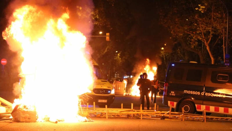 Mossos d'Esquadra entre contenidors cremats el 28 de setembre del 2020 a Barcelona en el marc de les protestes per la inhabilitació de Quim Torra. Miquel Codolar | ACN