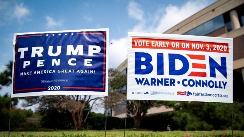 Los letreros de patio que apoyan al presidente de los Estados Unidos, Donald Trump, y al candidato presidencial demócrata de los Estados Unidos y exvicepresidente Joe Biden. REUTERS / Al Drago