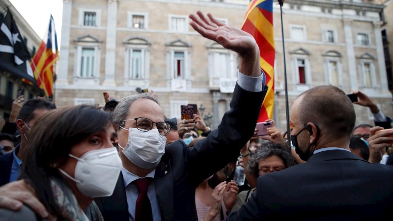 28/09/2020.- El presidente de la Generalitat, Quim Torra (c), abandona el Palau de la Generalitat después de que el Tribunal Supremo confirmase su condena de año y medio de inhabilitación. / EFE - Toni Albir
